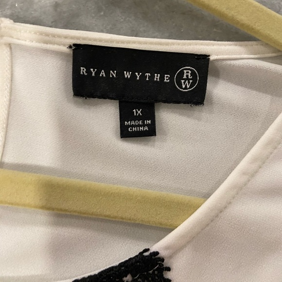 NWT Ryan Wythe Cream Blouse Black Lace Stripe Detail Button Keyhole Size 1X - Picture 10 of 11